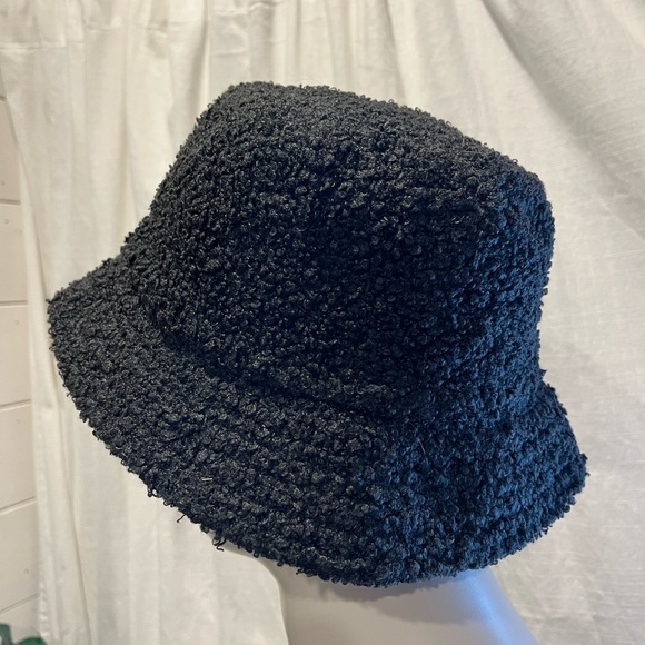 LIVØM Teddy black bucket hat - Picture 4 of 5